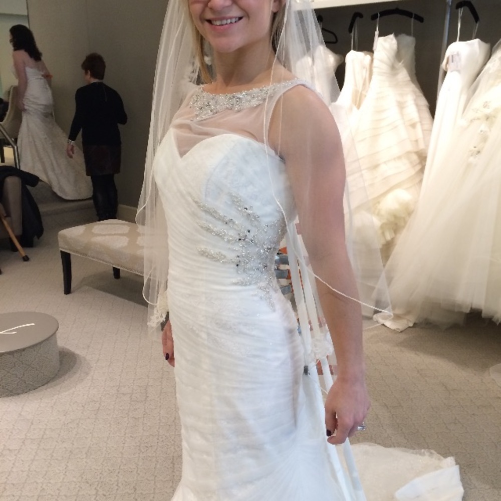 Never worn beautiful ivory wedding dress!